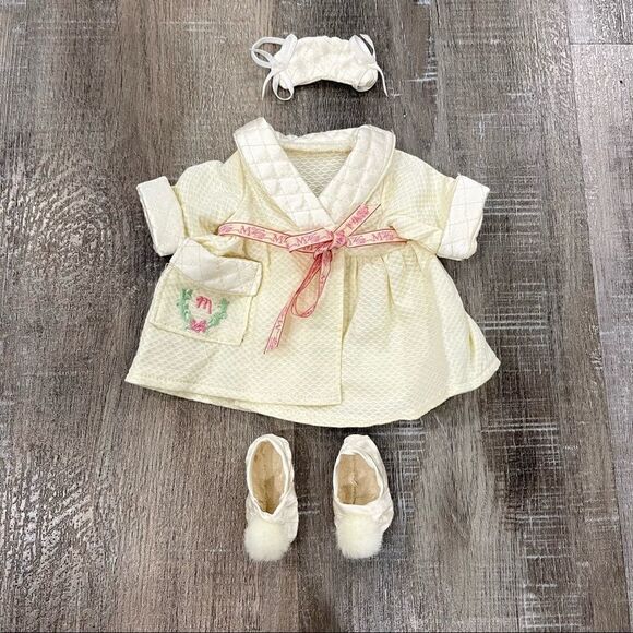 Muffy VanderBear Travel Trunk with 5 outfits and dog Lulu - Picture 7 of 9